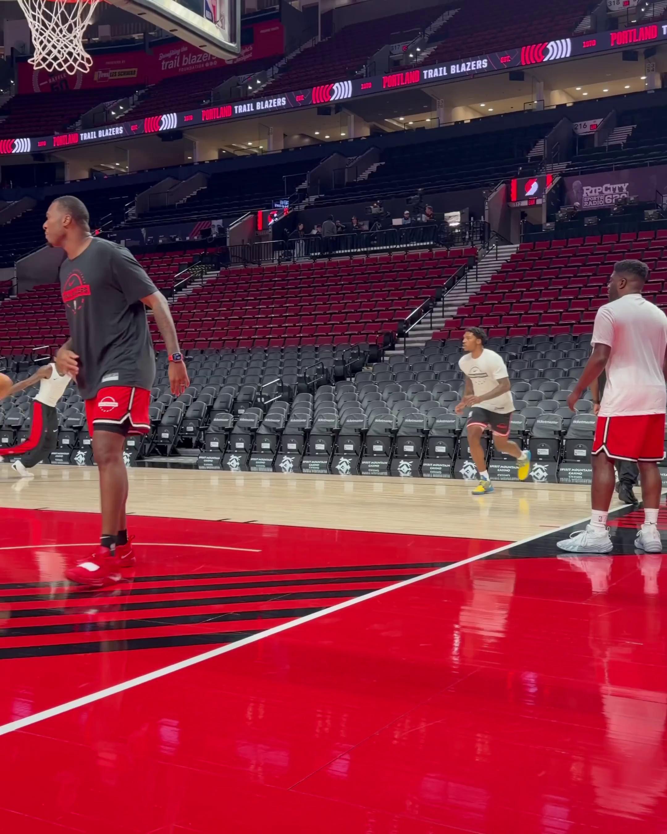 包含赛后萨克拉门托国王备战NBA季后赛，临场应变细节曝光，气氛紧张，纪律约束更严格的词条