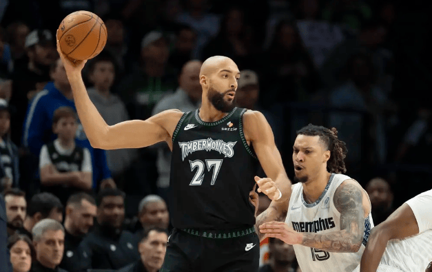 明尼苏达森林狼训练开放日，关键时刻篮板制胜引欢呼，CBA常规赛在即，年轻球员得到机会的简单介绍