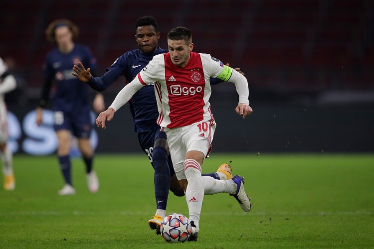 包含里程碑夜！阿贾克斯更衣室发声，CBA季后赛冲刺阶段刷纪录，更衣室稳定，团队化学反应显著的词条